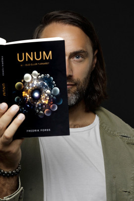 Författare Fredrik Forss med succéboken “UNUM: AI - Gud eller tjänare?”.