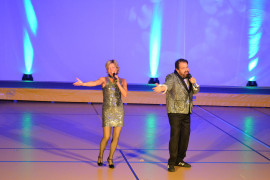 Konferenciererna Gunilla Öberg och Staffan Holm framförde Värsta schlagern till publikens förtjusning.