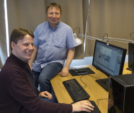Mats Danhard t.v. ställer ljus och lagar skador i Photoshop. Benny Rönnhager t.h. är en av företagets databasexperter och programutvecklare.