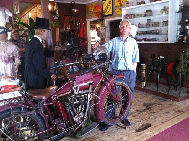 Bo Byman vid en klassisk motorcykel på Kvarnbackens Pryl- och teknikmuseum.