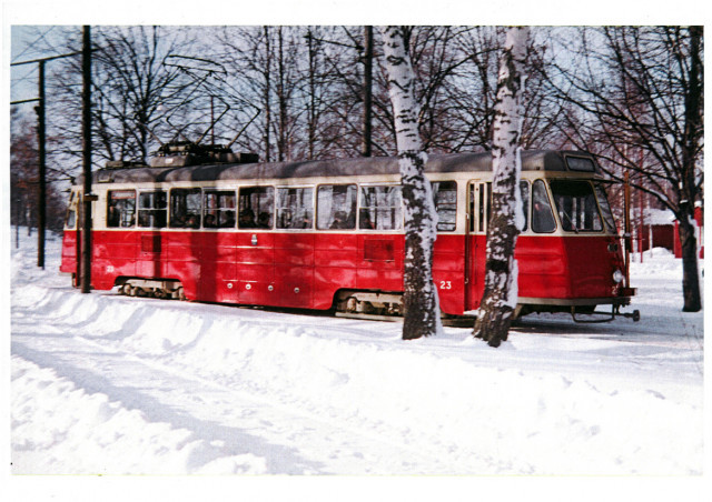 Så här röd och fin var 23:an då den trafikerade Bomhuslinjen 1954-56. Foto: Ulf Lövenstierne