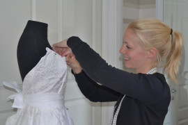 Skulle någon få äran att designa min brudklänning så skulle det vara John Galliano, hans skapelser är otroliga, skojar Åsa Lindberg när hon nålar urringningen till en kunds brudklänning.